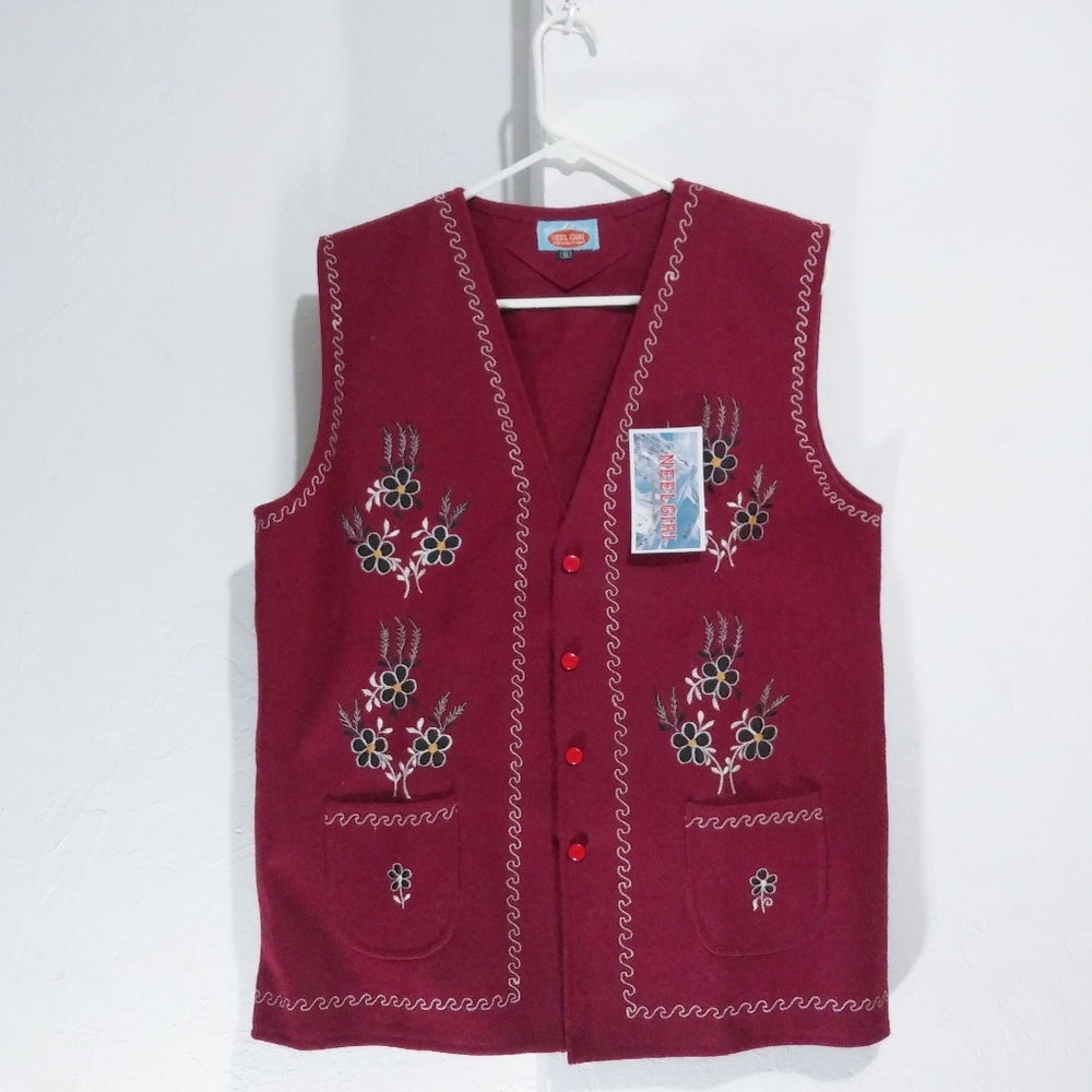 Neel KiRi Pure Lambswool
Red with embroidery